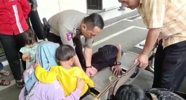 Polisi dan Warga Evakuasi Anak yang Kakinya Terjepit di Kursi Besi di Samsat Kota Tasikmalaya Polisi dan Warga Evakuasi Anak yang Kakinya Terjepit di Kursi Besi di Samsat Kota Tasikmalaya