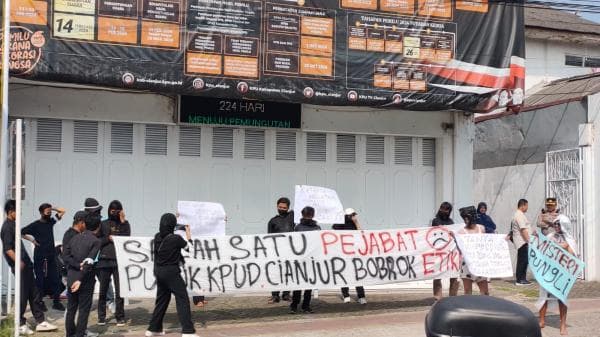 Kantor KPU Cianjur Diontrog Massa, Ada Apa? Kantor KPU Cianjur Diontrog Massa, Ada Apa?