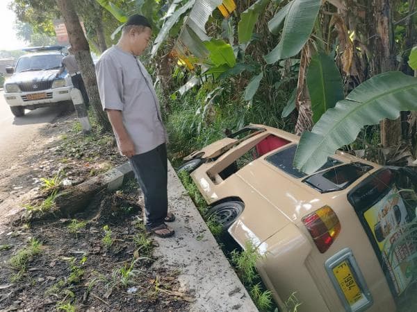 Lupa Rem Tangan Mobil Angkot di Cianjur Terperosok Lupa Rem Tangan Mobil Angkot di Cianjur Terperosok