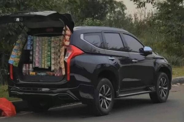 Pajero Jual Kopi Saset di Pinggir Jalan, Netizen: Kopinya Rp6 Ribu, Warungnya Rp700 Juta Pajero Jual Kopi Saset di Pinggir Jalan, Netizen: Kopinya Rp6 Ribu, Warungnya Rp700 Juta