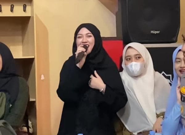 Happy Asmara Selawatan, `Asmara Hancur Selawat Meluncur` Jadi Perbincangan Happy Asmara Selawatan, `Asmara Hancur Selawat Meluncur` Jadi Perbincangan