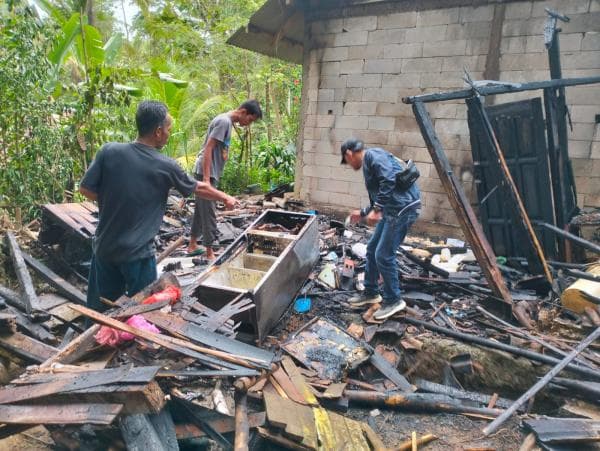 Rumah Janda dengan 5 Anak di Lebak Banten Ludes Terbakar, Bayinya Berhasil Diselamatkan Rumah Janda dengan 5 Anak di Lebak Banten Ludes Terbakar, Bayinya Berhasil Diselamatkan