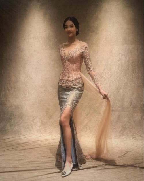 Bak Bidadari Turun dari Khayangan! Pesona Anya Geraldine Kenakan Kebaya Bikin Susah Kedip Bak Bidadari Turun dari Khayangan! Pesona Anya Geraldine Kenakan Kebaya Bikin Susah Kedip