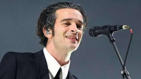 Sederet Kontroversi Matty Healy The 1975, Terbaru Cium Bassist Pria saat Konser di Malaysia Sederet Kontroversi Matty Healy The 1975, Terbaru Cium Bassist Pria saat Konser di Malaysia