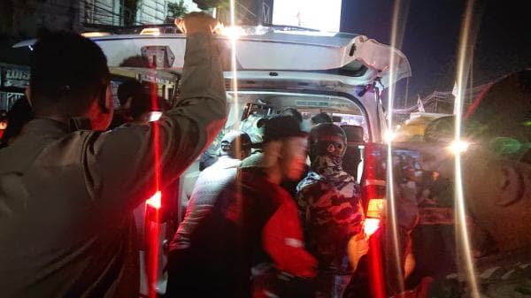 Pria Tanpa Identitas Loncat dari Jembatan Sasak Beusi Purwakarta, Diduga Mau Bunuh Diri Pria Tanpa Identitas Loncat dari Jembatan Sasak Beusi Purwakarta, Diduga Mau Bunuh Diri