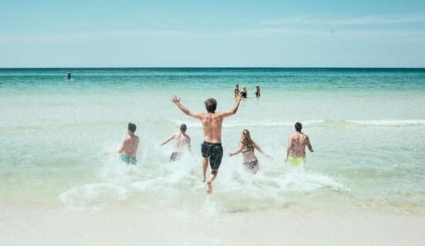 6 Manfaat Mandi Air Laut di Pagi Hari, Nomor 2 Bikin Sehat Sampai Tua 6 Manfaat Mandi Air Laut di Pagi Hari, Nomor 2 Bikin Sehat Sampai Tua