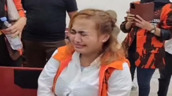 Selebgram Konten Makan Babi Nangis di Sidang Perdana, Lina Mukherjee Kangen Ibu Selebgram Konten Makan Babi Nangis di Sidang Perdana, Lina Mukherjee Kangen Ibu