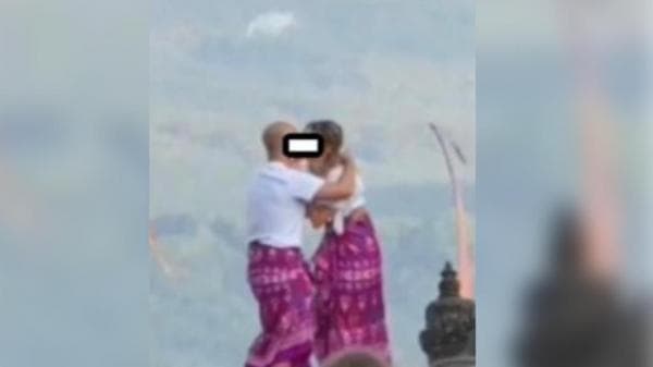 Viral, Bule Berciuman di Pura Lempuyang jadi Sorotan Viral, Bule Berciuman di Pura Lempuyang jadi Sorotan