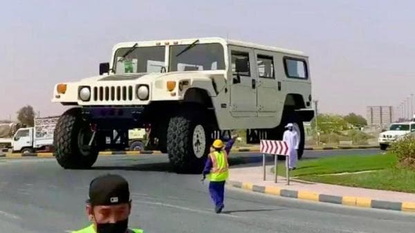 Penampakan Mobil Hummer Raksasa Bikin Geger, Pemiliknya Kolektor Mobil di Dubai Penampakan Mobil Hummer Raksasa Bikin Geger, Pemiliknya Kolektor Mobil di Dubai