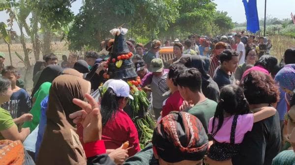 Tradisi Grebeg Suro, Ratusan Warga Berebut Gunungan, Anak-Anak Berebut Uang Koin Tradisi Grebeg Suro, Ratusan Warga Berebut Gunungan, Anak-Anak Berebut Uang Koin