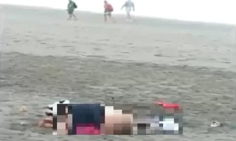 Viral di Medsos, Ditonton Banyak Orang Bule Berhubungan Intim di Tepi Pantai Viral di Medsos, Ditonton Banyak Orang Bule Berhubungan Intim di Tepi Pantai