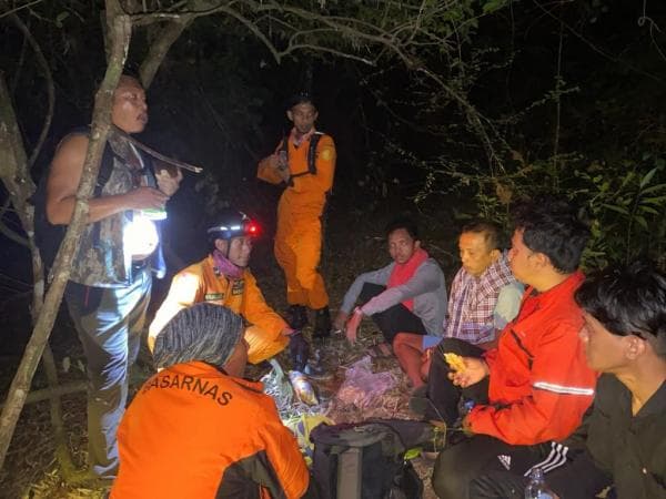 Mitos Alas Purwo Penuh Mistis Terbukti, 4 Orang Tersesat Dikabarkan Masuk Istana Jin Mitos Alas Purwo Penuh Mistis Terbukti, 4 Orang Tersesat Dikabarkan Masuk Istana Jin