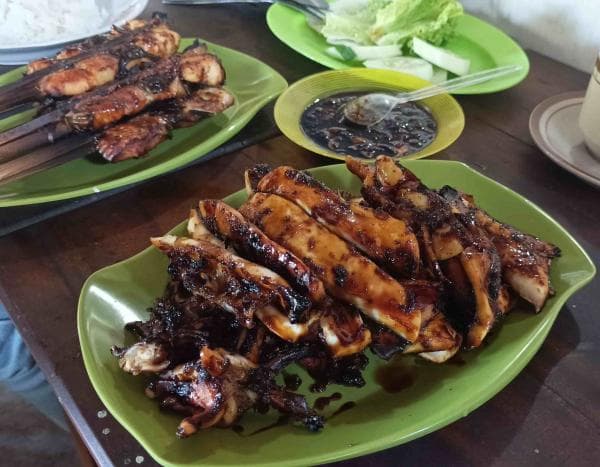 Gurihnya Daging Gurita Asap Pantai Serang Blitar, Bersantap Sambil Dipeluk Senja Gurihnya Daging Gurita Asap Pantai Serang Blitar, Bersantap Sambil Dipeluk Senja