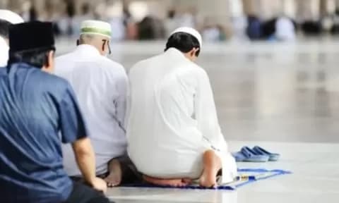 Duduk di Antara Dua Sujud, ini 5 Macam Doa yang Jarang Diketahui Duduk di Antara Dua Sujud, ini 5 Macam Doa yang Jarang Diketahui