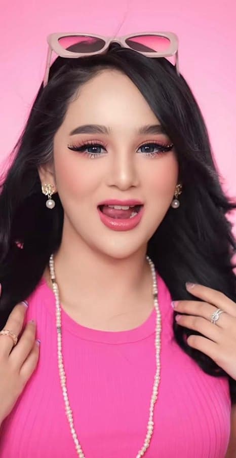 Pesona Hana Hanifah Kenakan Makeup Pink, Netizen: Barbie dari Arab Pesona Hana Hanifah Kenakan Makeup Pink, Netizen: Barbie dari Arab