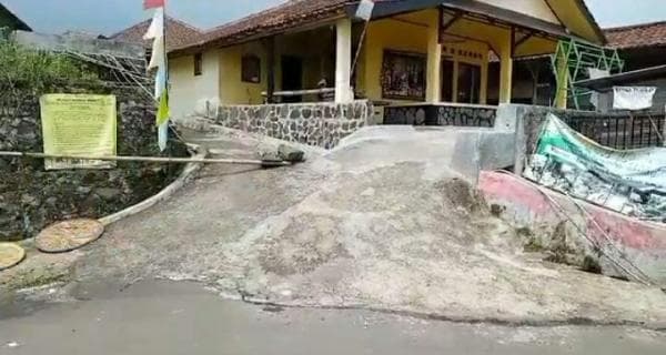 Warga Tenjolaya Kabupaten Bogor Tutup Akses Menuju Kawasan Wisata Curug Luhur Warga Tenjolaya Kabupaten Bogor Tutup Akses Menuju Kawasan Wisata Curug Luhur