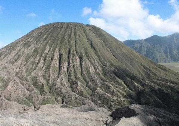Legenda Asal Usul Terciptanya Gunung Batok, Berawal Cinta Segitiga Sang Putri Bangsawan Majapahit Legenda Asal Usul Terciptanya Gunung Batok, Berawal Cinta Segitiga Sang Putri Bangsawan Majapahit