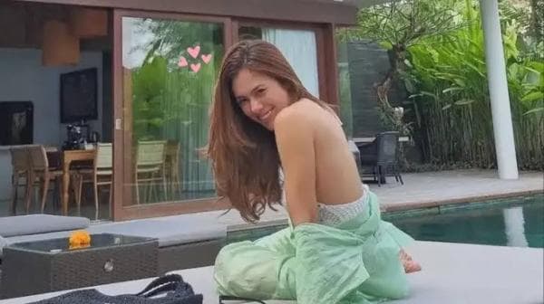 Potret Wulan Guritno Rebahan di Ranjang Pakai Tanktop, Otak Netizen Traveling Potret Wulan Guritno Rebahan di Ranjang Pakai Tanktop, Otak Netizen Traveling