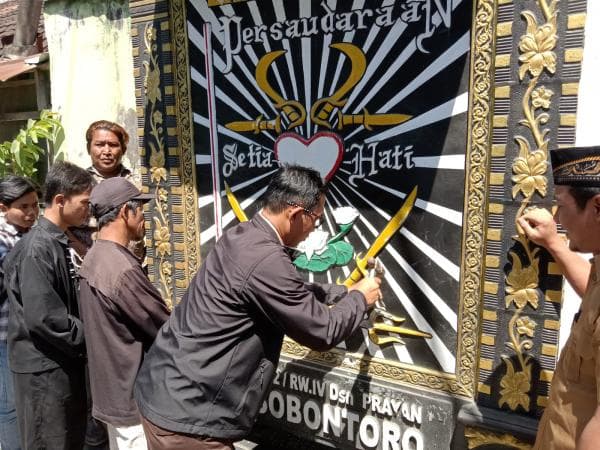 PSHT Ranting Boyolangu Sepakat Hapus Logo di Tugu Diganti Gambar Pancasila atau Pahlawan Nasional PSHT Ranting Boyolangu Sepakat Hapus Logo di Tugu Diganti Gambar Pancasila atau Pahlawan Nasional