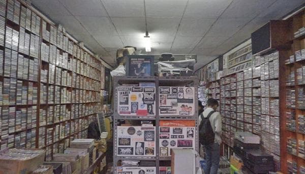 DU 68, Puluhan Tahun Eksis dan Jadi Pusat Wisata Musik di Bandung DU 68, Puluhan Tahun Eksis dan Jadi Pusat Wisata Musik di Bandung