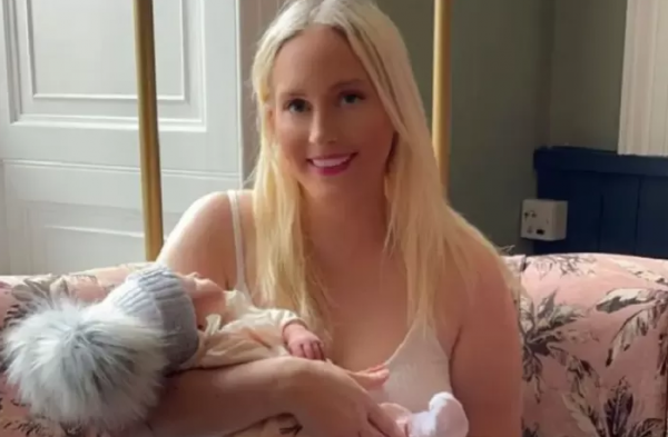 Dunia Sudah Jungkir Balik, Model Cantik Jadi Nenek di Usia 34 Tahun Dunia Sudah Jungkir Balik, Model Cantik Jadi Nenek di Usia 34 Tahun