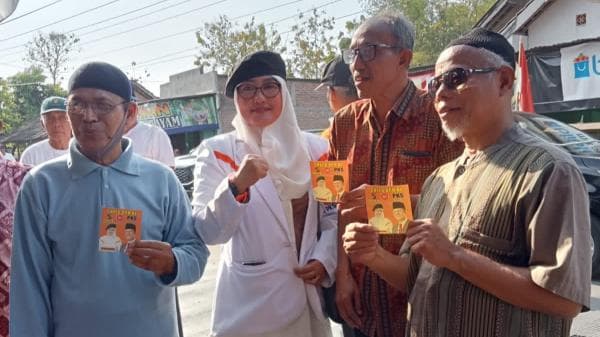 Dapat Tanda Tangan Anies Baswedan, Wuri Baret Siap Menangkan Anies RI 1 Dapat Tanda Tangan Anies Baswedan, Wuri Baret Siap Menangkan Anies RI 1