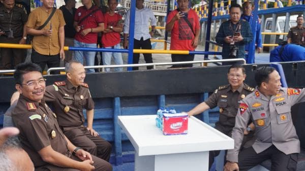 Kejagung Serahkan Kapal Hantu ke Kapolda Babel, Barang Bukti Kasus Miras Tahun 2020 Kejagung Serahkan Kapal Hantu ke Kapolda Babel, Barang Bukti Kasus Miras Tahun 2020