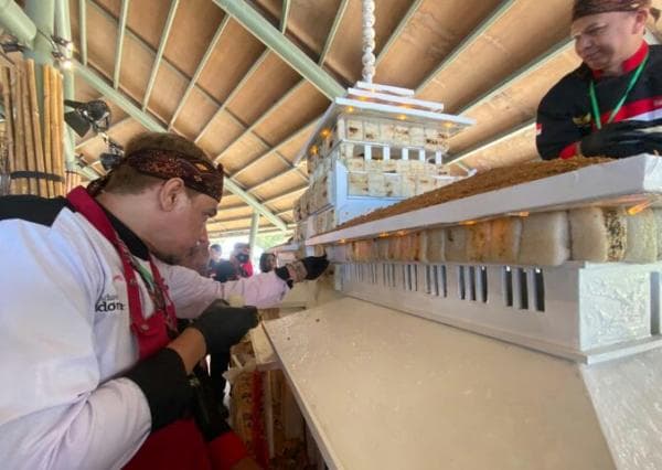 2.023 Ketan Bakar Khas Lembang dalam Miniatur Gedung Sate Ciptakan Rekor Dunia 2.023 Ketan Bakar Khas Lembang dalam Miniatur Gedung Sate Ciptakan Rekor Dunia