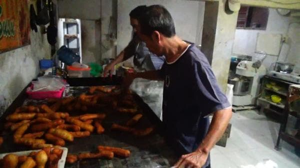 Di Kota Probolinggo Ada Roti Goreng "Maknyus" yang Rasanya Manis dan Kriuk Loh ! Di Kota Probolinggo Ada Roti Goreng "Maknyus" yang Rasanya Manis dan Kriuk Loh !