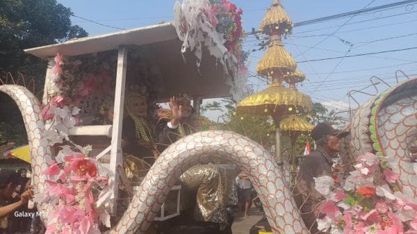 Pawai Budaya HUT ke-78 RI, Kades Jangur Probolinggo Naik Kereta Kencana Pawai Budaya HUT ke-78 RI, Kades Jangur Probolinggo Naik Kereta Kencana