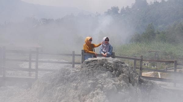 Kawah Sikidang Dieng, Spot Foto Keren di Kawah Yang Bisa Berpindah-pindah Kawah Sikidang Dieng, Spot Foto Keren di Kawah Yang Bisa Berpindah-pindah