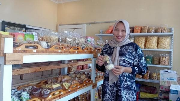Berawal dari Jualan Online, Mama Elis Sukses Dirikan Toko Kue di Kota Probolinggo Berawal dari Jualan Online, Mama Elis Sukses Dirikan Toko Kue di Kota Probolinggo
