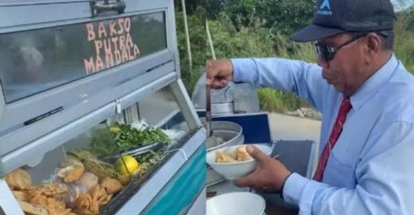 Pak Broto, Tukang Bakso Viral di Balikpapan, Jualan Pakai Outfit Kantoran Pak Broto, Tukang Bakso Viral di Balikpapan, Jualan Pakai Outfit Kantoran