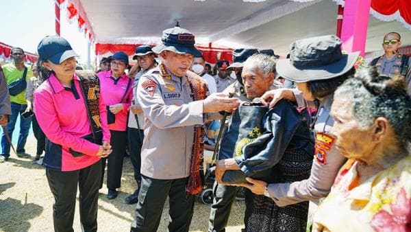 Peduli Kesehatan Masyarakat di Pelosok Kapolri Gelar Bakti Kesehatan dan Sosial di Palue NTT Peduli Kesehatan Masyarakat di Pelosok Kapolri Gelar Bakti Kesehatan dan Sosial di Palue NTT