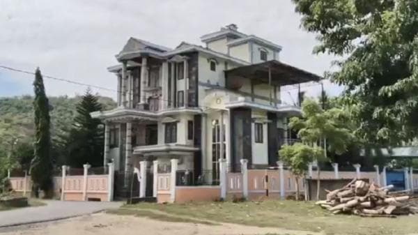 Nyonya N si Ratu Narkoba Punya Rumah Megah Paling Mencolok di Aceh, Ini Penampakannya! Nyonya N si Ratu Narkoba Punya Rumah Megah Paling Mencolok di Aceh, Ini Penampakannya!