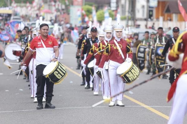 Kapolsek Riau Silip Ikut Mainkan Drum Band Di Panggung Penghormatan Pawai Indah dan Karnaval Kapolsek Riau Silip Ikut Mainkan Drum Band Di Panggung Penghormatan Pawai Indah dan Karnaval
