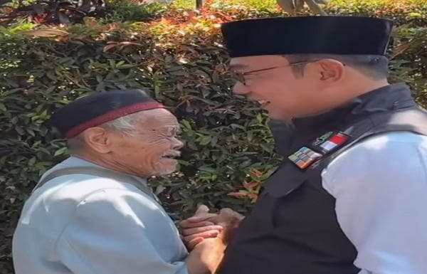 Semangat Kakek Penjual Lumpiah Basah Berusia 1 Abad Ini Bikin Ridwan Kamil Salut Semangat Kakek Penjual Lumpiah Basah Berusia 1 Abad Ini Bikin Ridwan Kamil Salut
