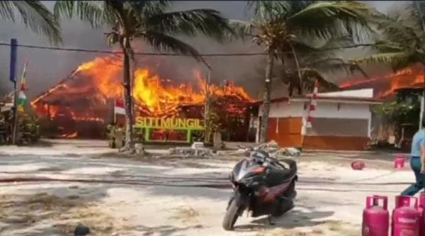 Tiga Kafe dan Resto Kampung Turis Pangandaran Terbakar, Polisi Telusuri Penyebab Kebakaran Tiga Kafe dan Resto Kampung Turis Pangandaran Terbakar, Polisi Telusuri Penyebab Kebakaran