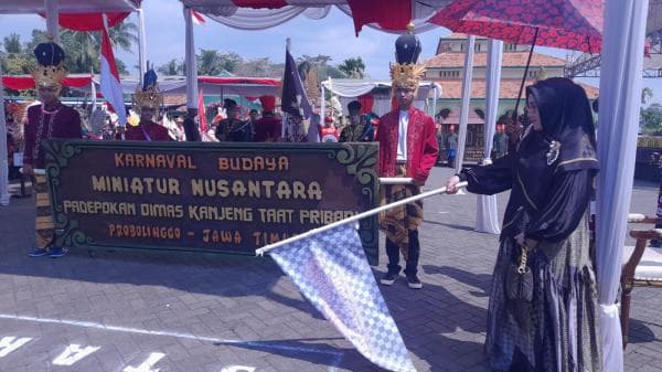 Membludak, Peserta Karnaval Padepokan Dimas Kanjeng dalam Rangka HUT ke-78 RI Membludak, Peserta Karnaval Padepokan Dimas Kanjeng dalam Rangka HUT ke-78 RI