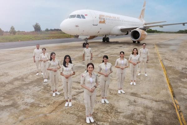 Pramugari dan Pramugara maskapai Super Air Jet Tampil Beda Pramugari dan Pramugara maskapai Super Air Jet Tampil Beda