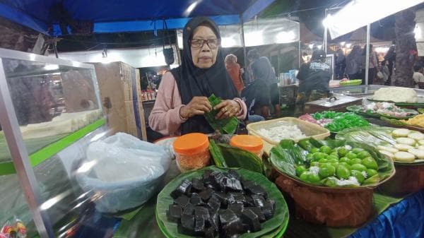 Mencoba Jajanan Pasar dari Abu Daun Pisang di Perayaan Hari Jadi Kota Probolinggo, Enak Loh ! Mencoba Jajanan Pasar dari Abu Daun Pisang di Perayaan Hari Jadi Kota Probolinggo, Enak Loh !