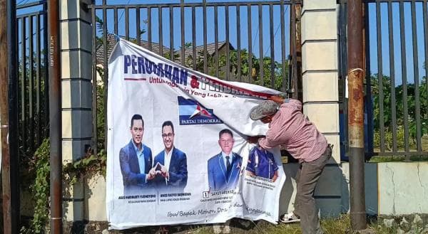 Ikuti Instruksi Pusat, DPC Demokrat Bangka Barat Turunkan Spanduk Bergambar Anies Baswedan Ikuti Instruksi Pusat, DPC Demokrat Bangka Barat Turunkan Spanduk Bergambar Anies Baswedan