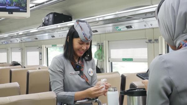 Ingin Bekerja Sebagai Pramugari Kereta Api? Simak Kiat Suksesnya Ingin Bekerja Sebagai Pramugari Kereta Api? Simak Kiat Suksesnya