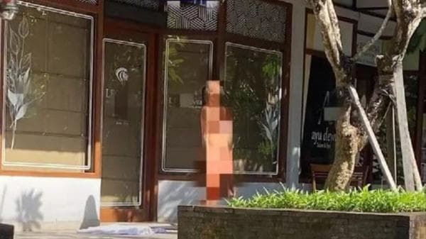 Viral Bule Telanjang di Kuta Bali Jadi Tontonan Warga Viral Bule Telanjang di Kuta Bali Jadi Tontonan Warga