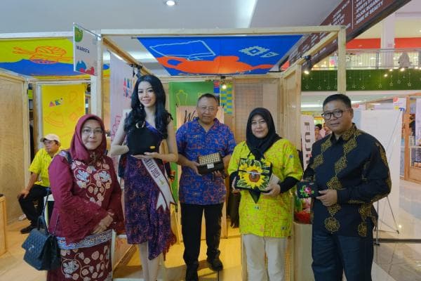 Dukung Bisnis Berkelanjutan, Kemenparekraf Beri Kesadaran Diet Kantong Plastik di AKI 2023 Bengkulu Dukung Bisnis Berkelanjutan, Kemenparekraf Beri Kesadaran Diet Kantong Plastik di AKI 2023 Bengkulu