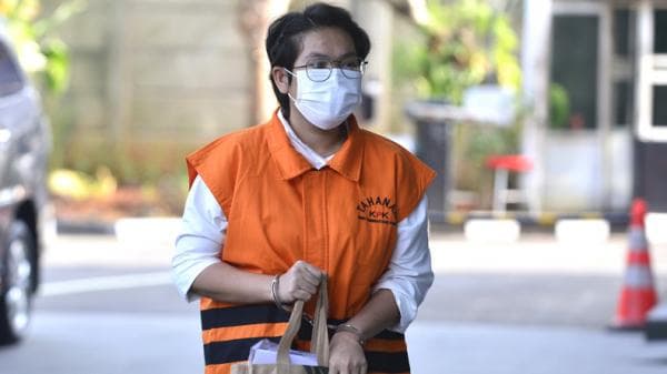 Syntho Pirjani Hutabarat Diperiksa KPK Terkait Suap Pembangunan Jalur Kereta Api di Kemenhub Syntho Pirjani Hutabarat Diperiksa KPK Terkait Suap Pembangunan Jalur Kereta Api di Kemenhub