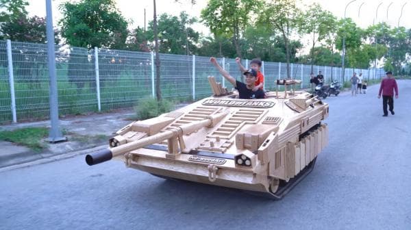 Ciptakan Tank Kayu, Kreator Konten Vietnam Kerja Keras Demi Bahagikan Hati Anak Ciptakan Tank Kayu, Kreator Konten Vietnam Kerja Keras Demi Bahagikan Hati Anak