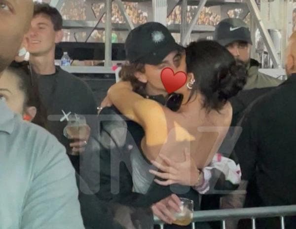 Udah Main Cium Saja Nih, Kylie Jenner dan Timothee Chalamet Pacaran Go Publik Udah Main Cium Saja Nih, Kylie Jenner dan Timothee Chalamet Pacaran Go Publik