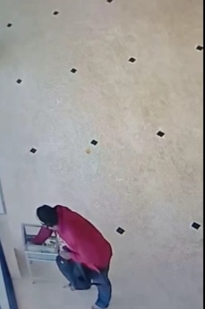 Nekat !! Seorang Pria Curi Kotak Amal Masjid, Aksinya Terekam CCTV