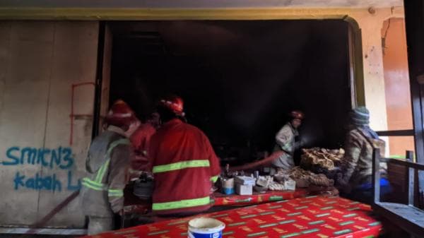 Kebakaran Hari Ini, Warung Soto Nonoy di Jalan Ir H Djuanda Tasikmalaya Terbakar Kebakaran Hari Ini, Warung Soto Nonoy di Jalan Ir H Djuanda Tasikmalaya Terbakar